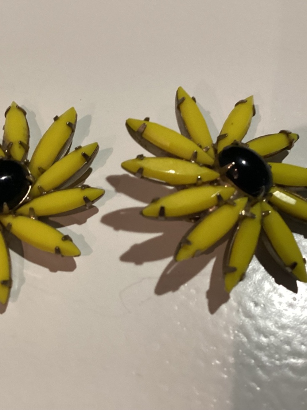 WEISS VINTAGE RARE RARE FLOWER EARRINGS. DAISY 🌼 STYLE MOMS COLLECTION - Picture 4 of 9